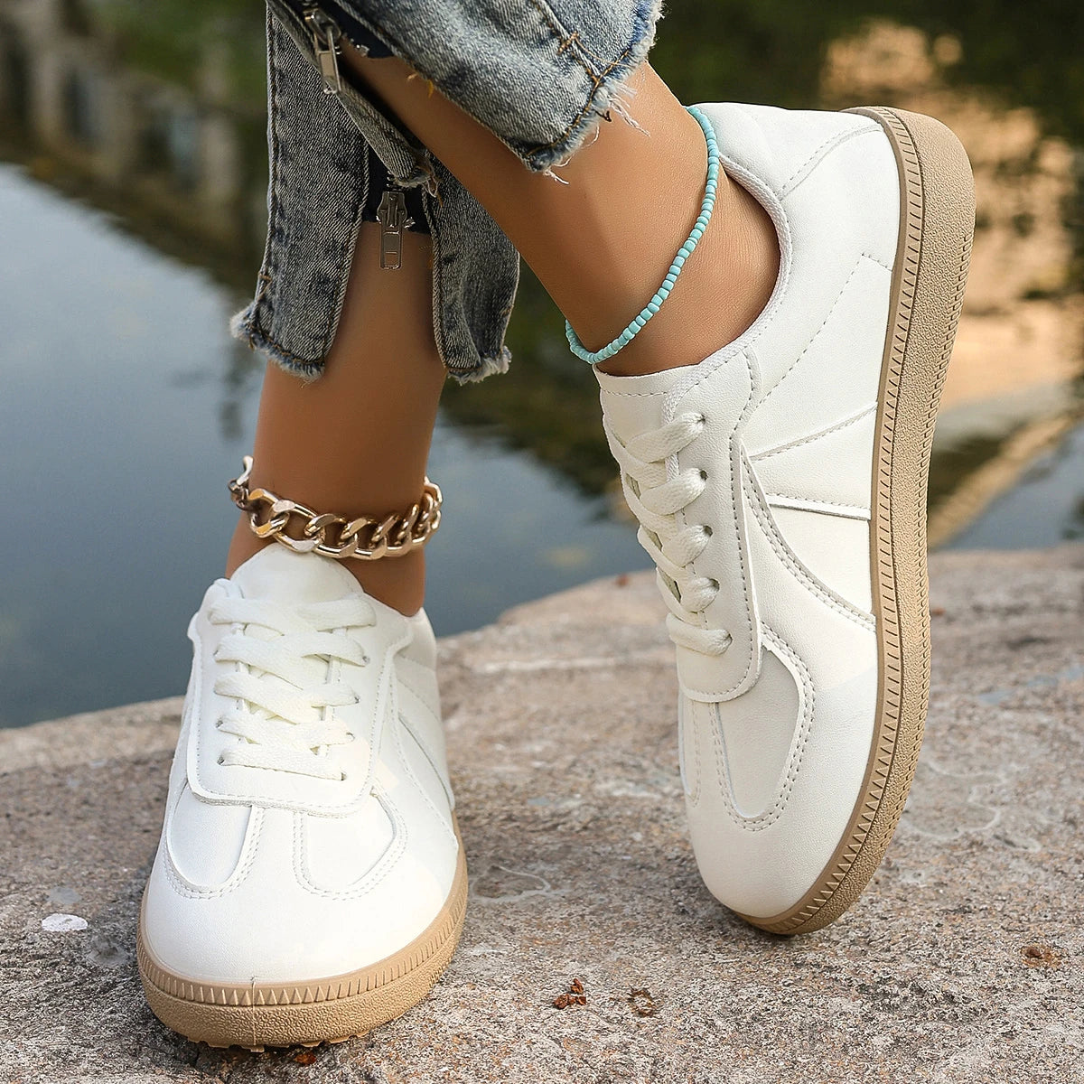Women's White Sports Shoes Are Lightweight, Low Cut, Round Toe, and Suitable for All Seasons As Women's Casual Shoes