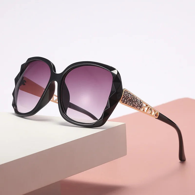 New Ladies' Sunglasses with High Sense and Diamond-encrusted Sunglasses Protect against Ultraviolet Rays in Summer.