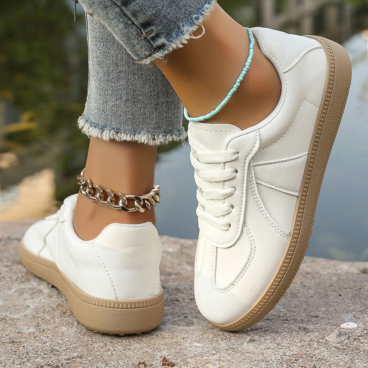 Women's White Sports Shoes Are Lightweight, Low Cut, Round Toe, and Suitable for All Seasons As Women's Casual Shoes