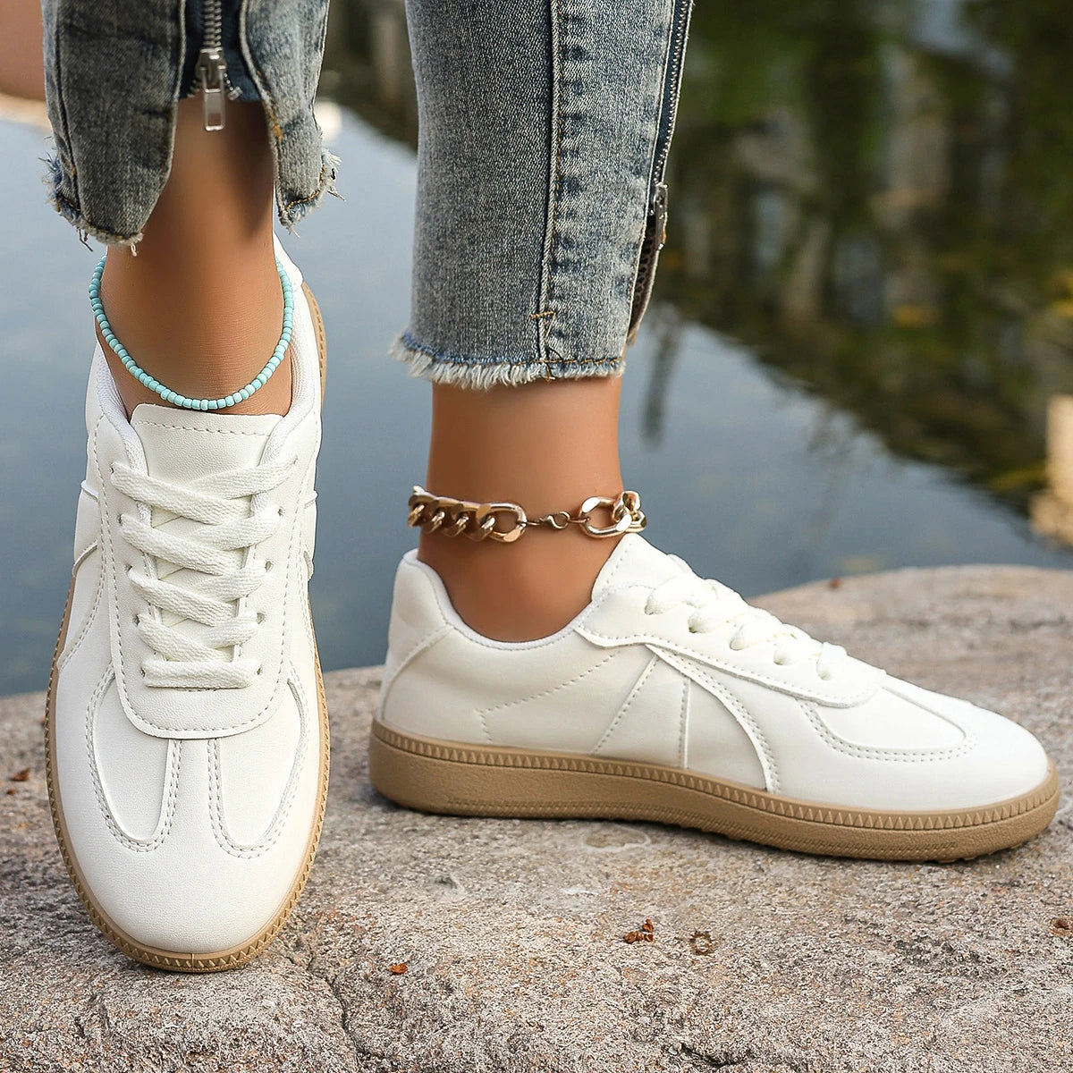 Women's White Sports Shoes Are Lightweight, Low Cut, Round Toe, and Suitable for All Seasons As Women's Casual Shoes