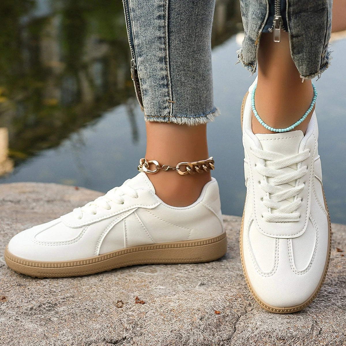 Women's White Sports Shoes Are Lightweight, Low Cut, Round Toe, and Suitable for All Seasons As Women's Casual Shoes